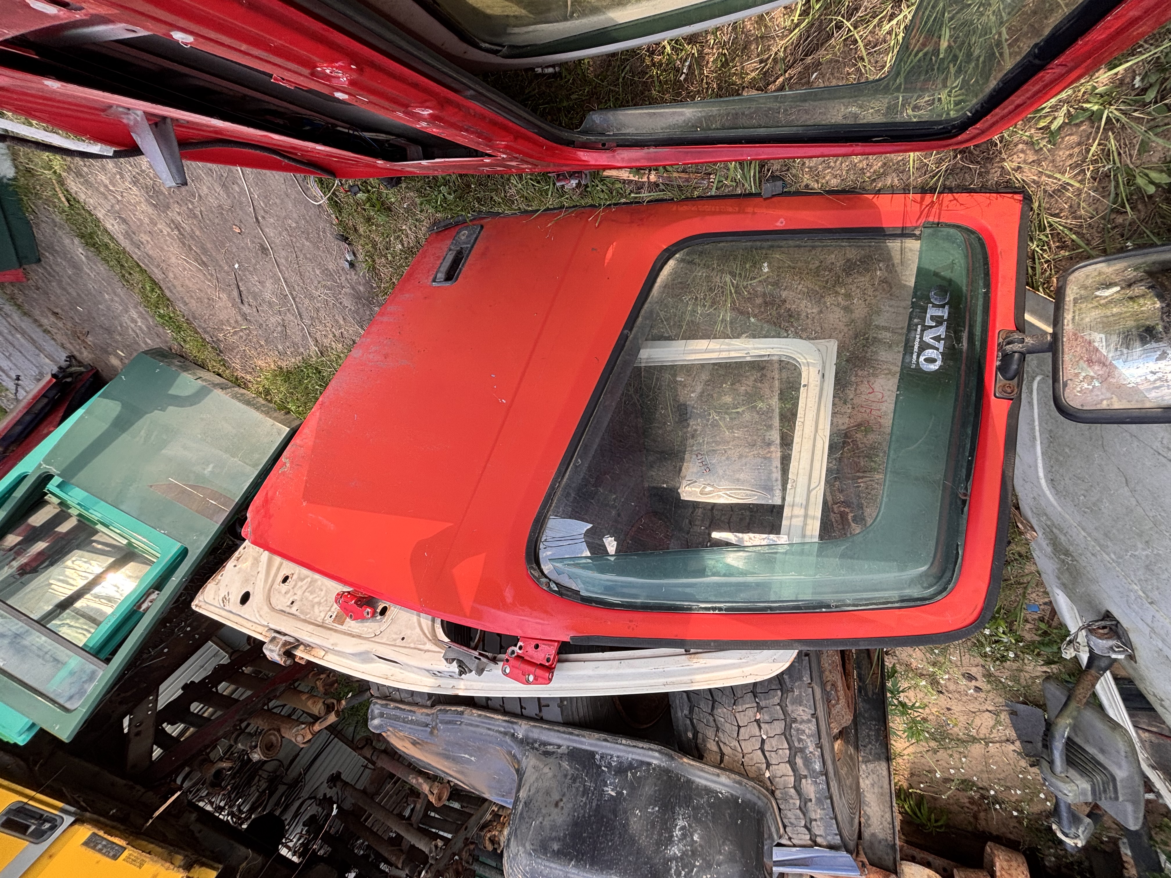 Дверь левая и правая красные КОМПЛЕКТ одна без стекла Вольво Volvo FH12 20360542 20360543